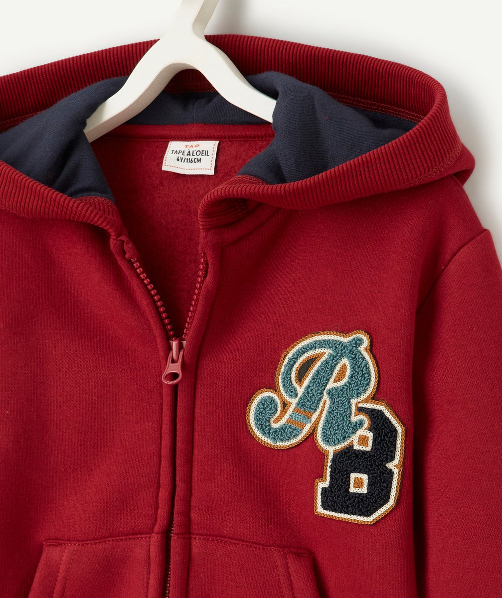 GILET ZIPPÉ À CAPUCHE GARÇON ROUGE FONCÉ AVEC LETTRES EN BOUCLETTES