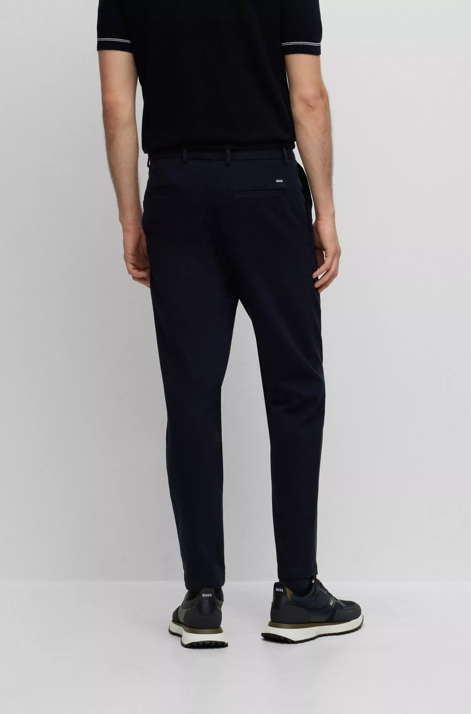 Calça BOSS preta de corte regular em sarja de algodão stretch bicolor.