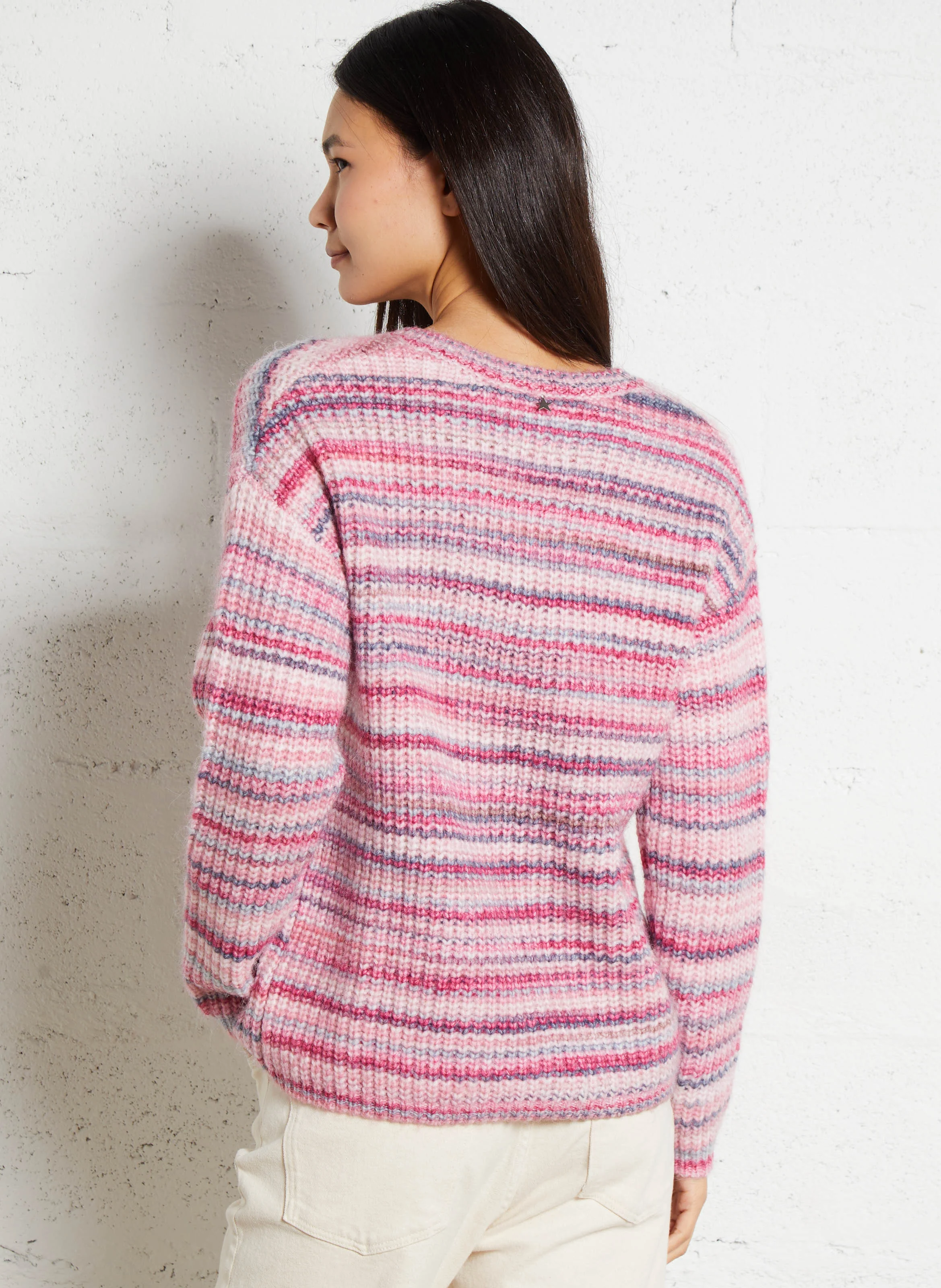 MOSTINA - Pull droit col v à rayures dégradées| Rouge