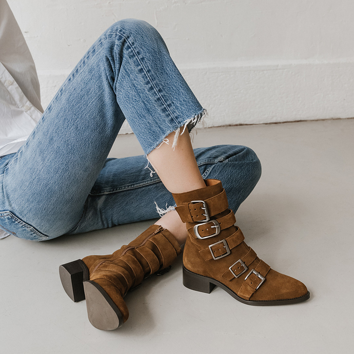 Boots à sangles et bouts pointus  en croute cognac