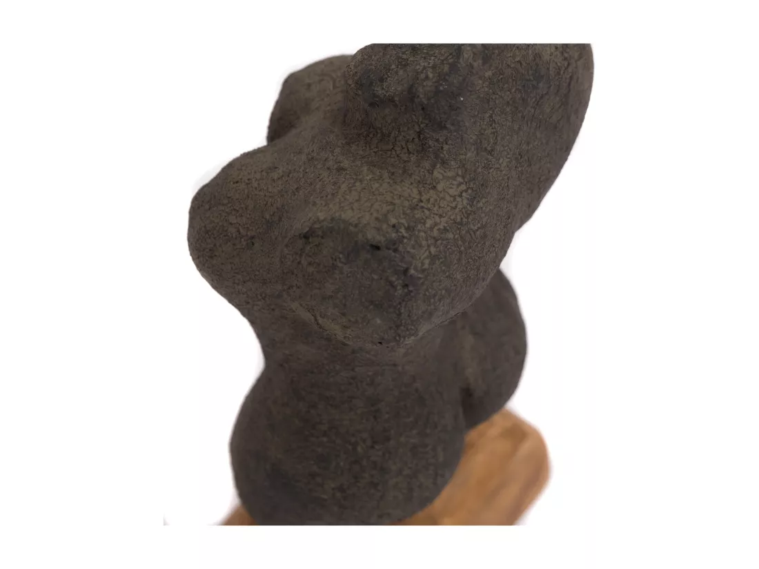 SCULPTURE Femme 54 cm, béton sur socle en bois gris