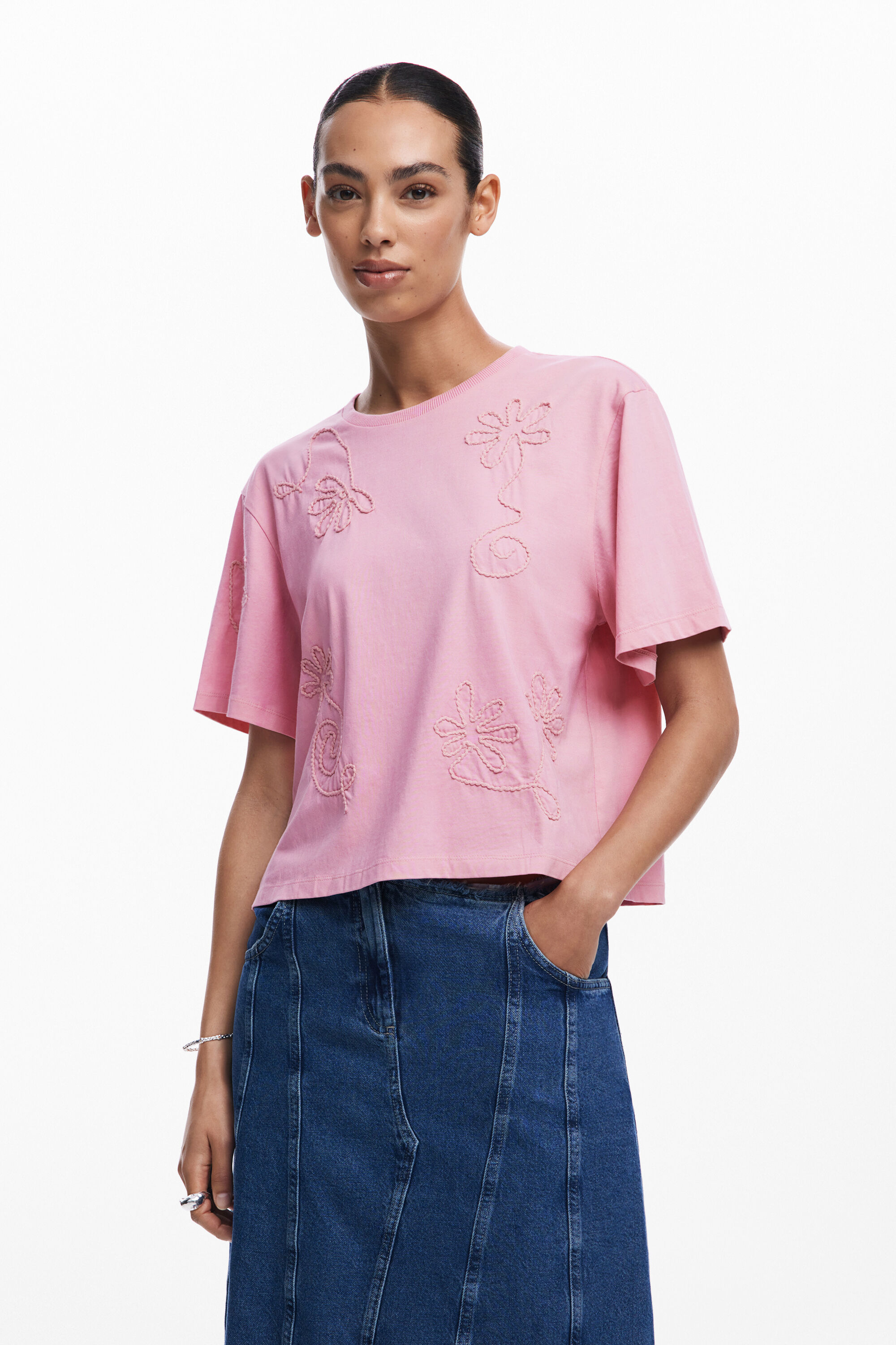 Camiseta flores bordadas