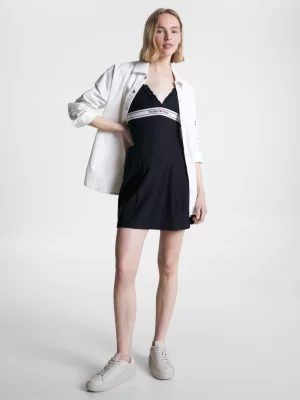 Vestido curto com babados e alças