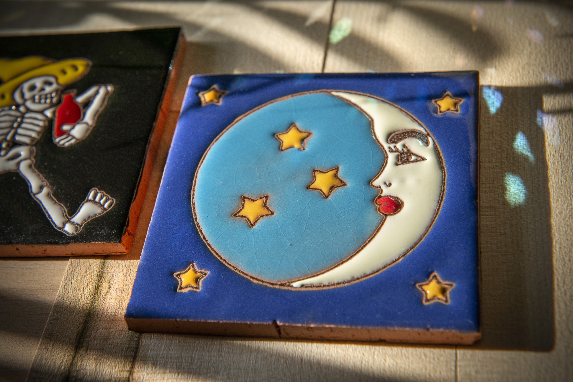 Reliefkachel 'Luna', blau, gelb, T 10 cm, B 10 cm, H 0,5 cm von fischer's lagerhaus