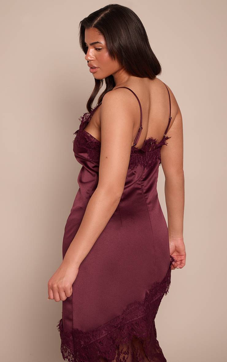 Prune Robe Asymétrique En Satin Chocolat Avec Dentelle Ajustée