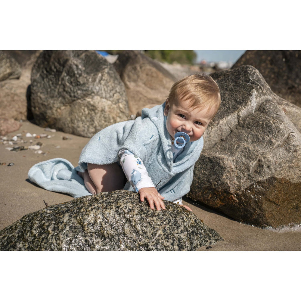 Køb FILIBABBA Christian's Whale Tales Badeponcho Med Broderi GOTS