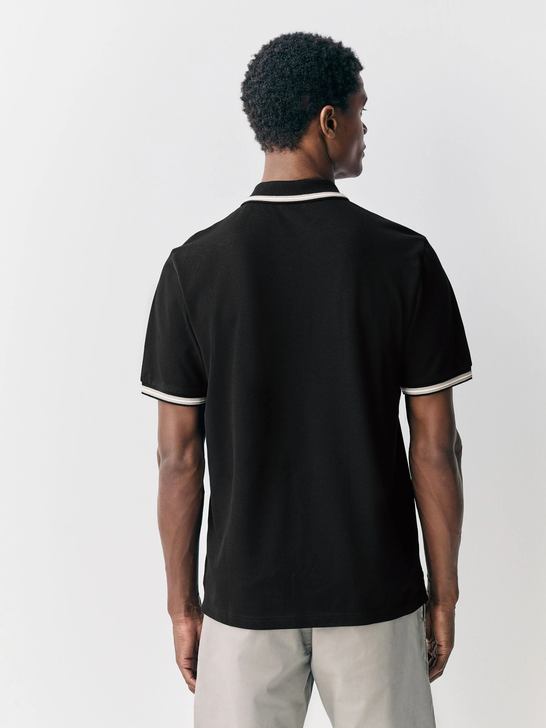 Zwarte poef - Regular fit poloshirt met korte mouwen en contrasterende randen