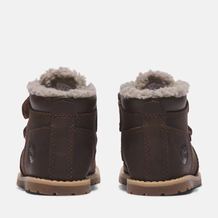 Bota infantil Pokey Pine com fecho de velcro na cor marrom escuro.