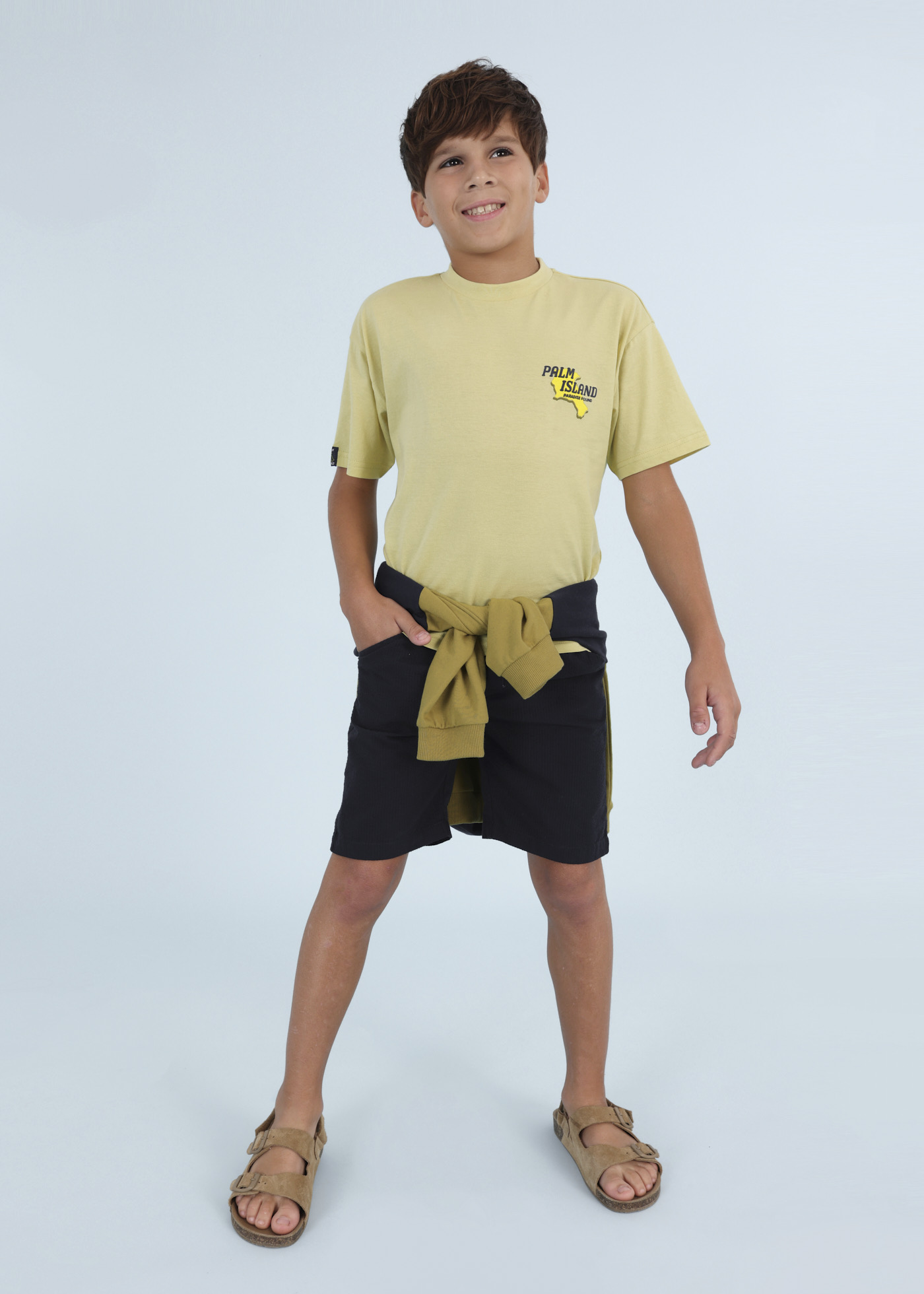 Camiseta infantil com estampa sustentável em algodão.