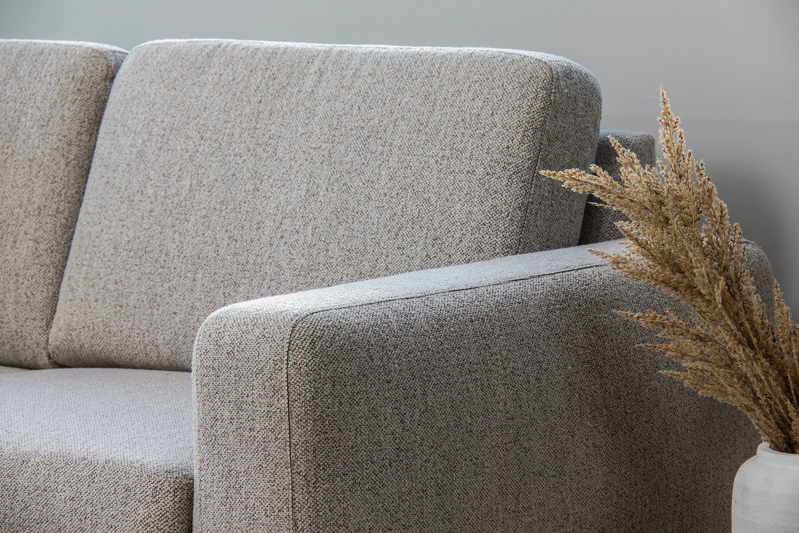 Construct hjørnesofa 2,5-seter med åpen ende venstre i tekstil Monza 60 beige med Talida arm, medium front, skumkomfort og sorte metallben nr 9