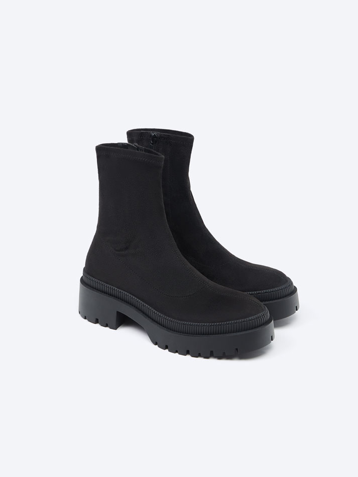 Bota de cano curto com elástico - Preta