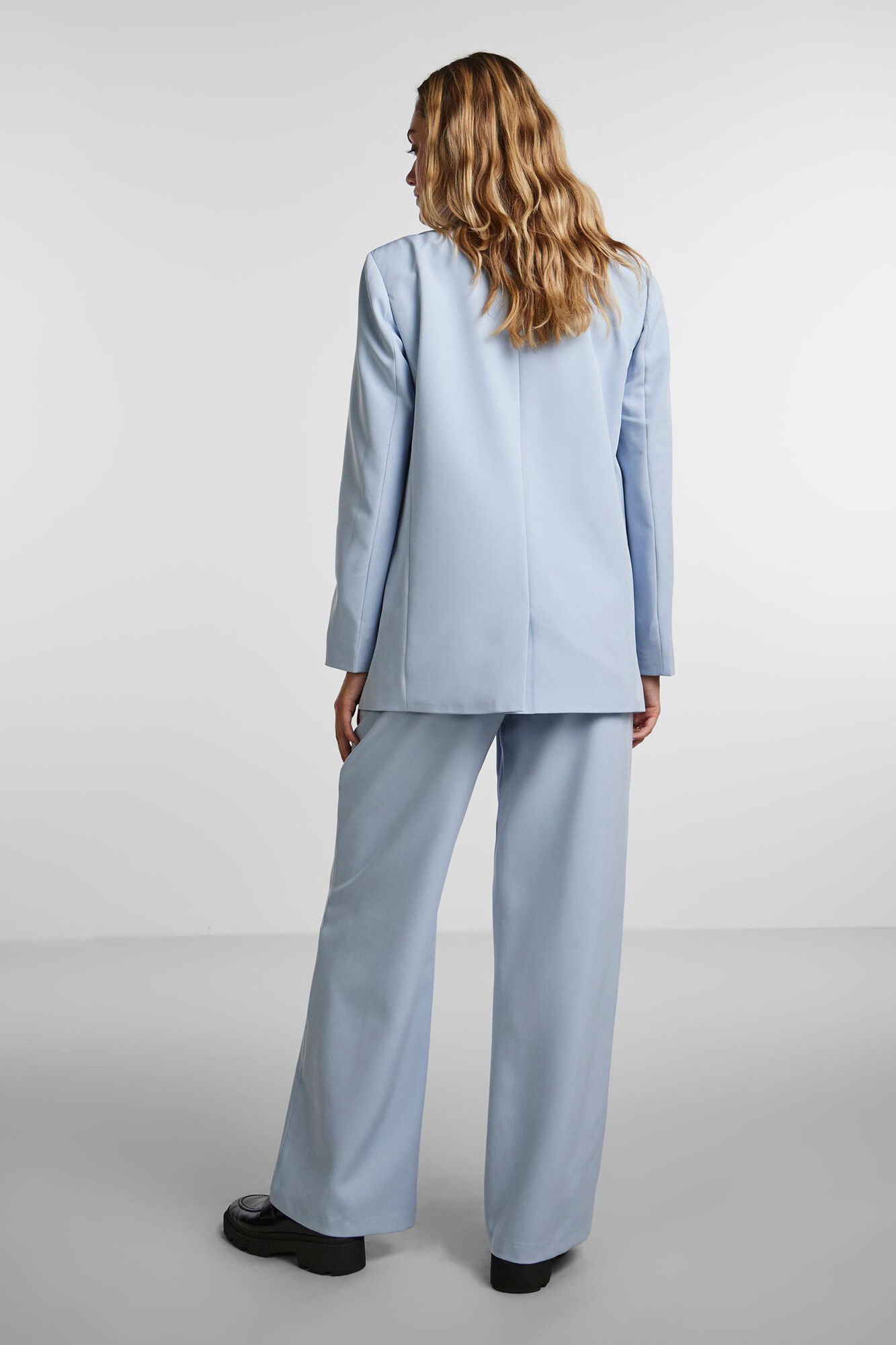 Blazer oversized com mangas compridas, bolsos falsos e lapela no decote.