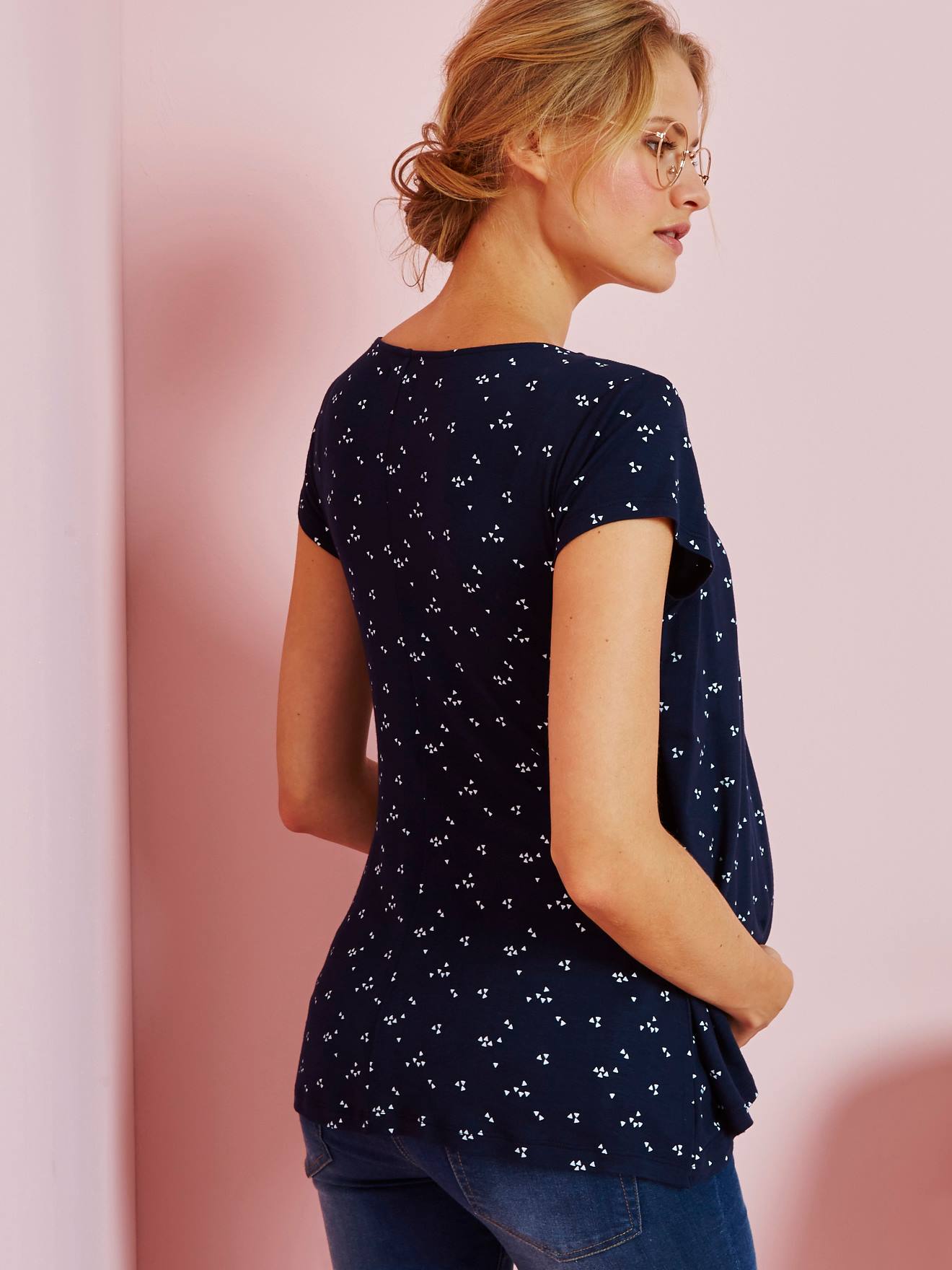 Camiseta de enfermagem azul-escura estampada com bainhas cruzadas.