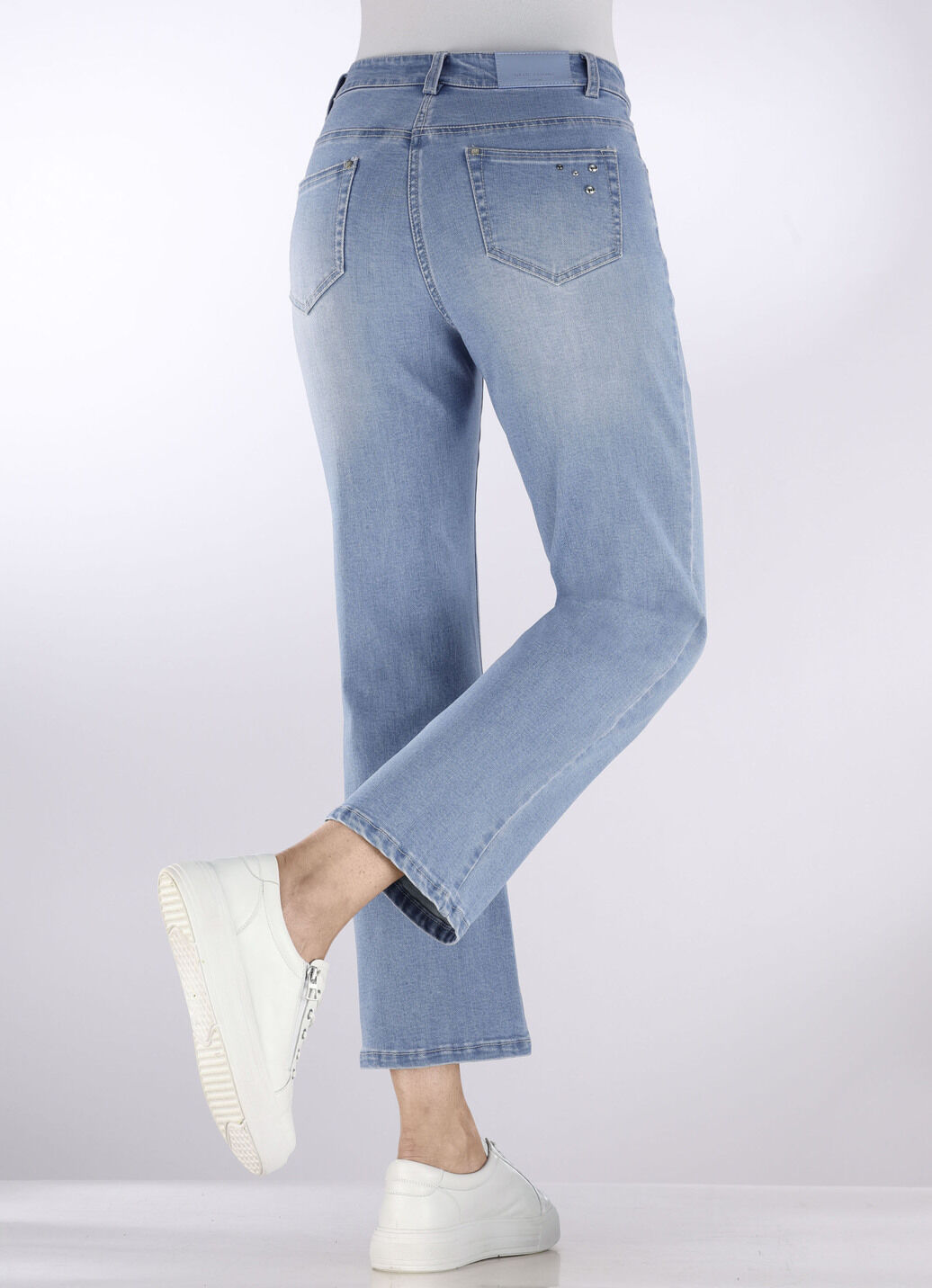 Jeans mit trendigen Ziernieten