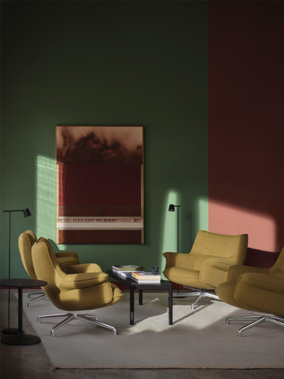 Muuto Doze fauteuil low met swivel en zwart onderstel Cognac leather