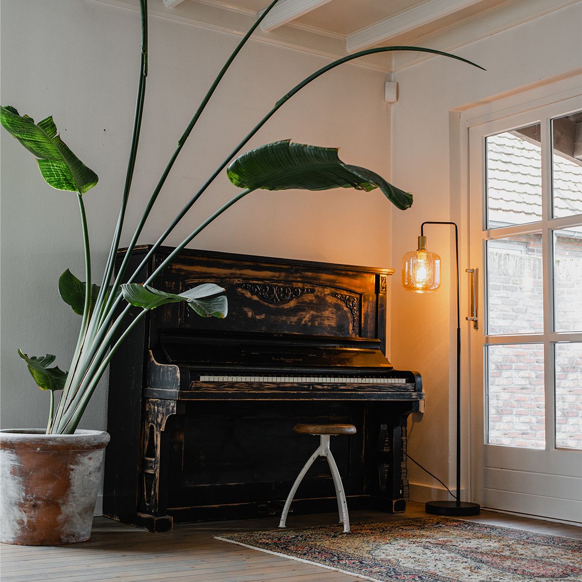 Smart vloerlamp zwart met messing en amber glas incl. Wifi G95 - Zuzanna