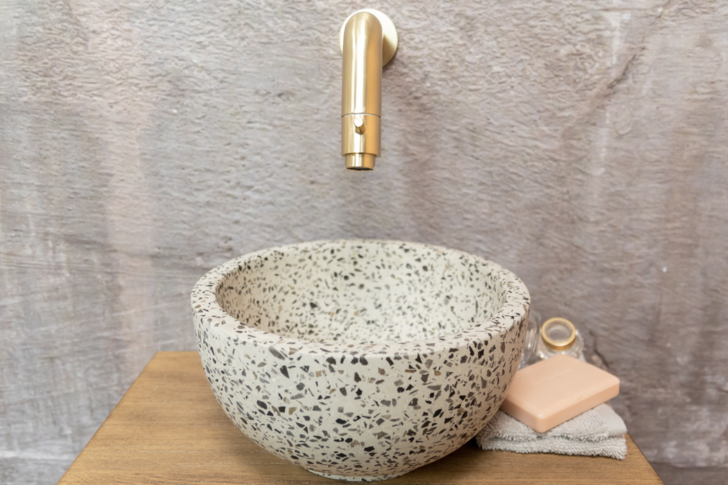 Saniclear Seba fonteinset met bruin eiken plank, zwart-witte terrazzo waskom en gouden kraan voor in het toilet