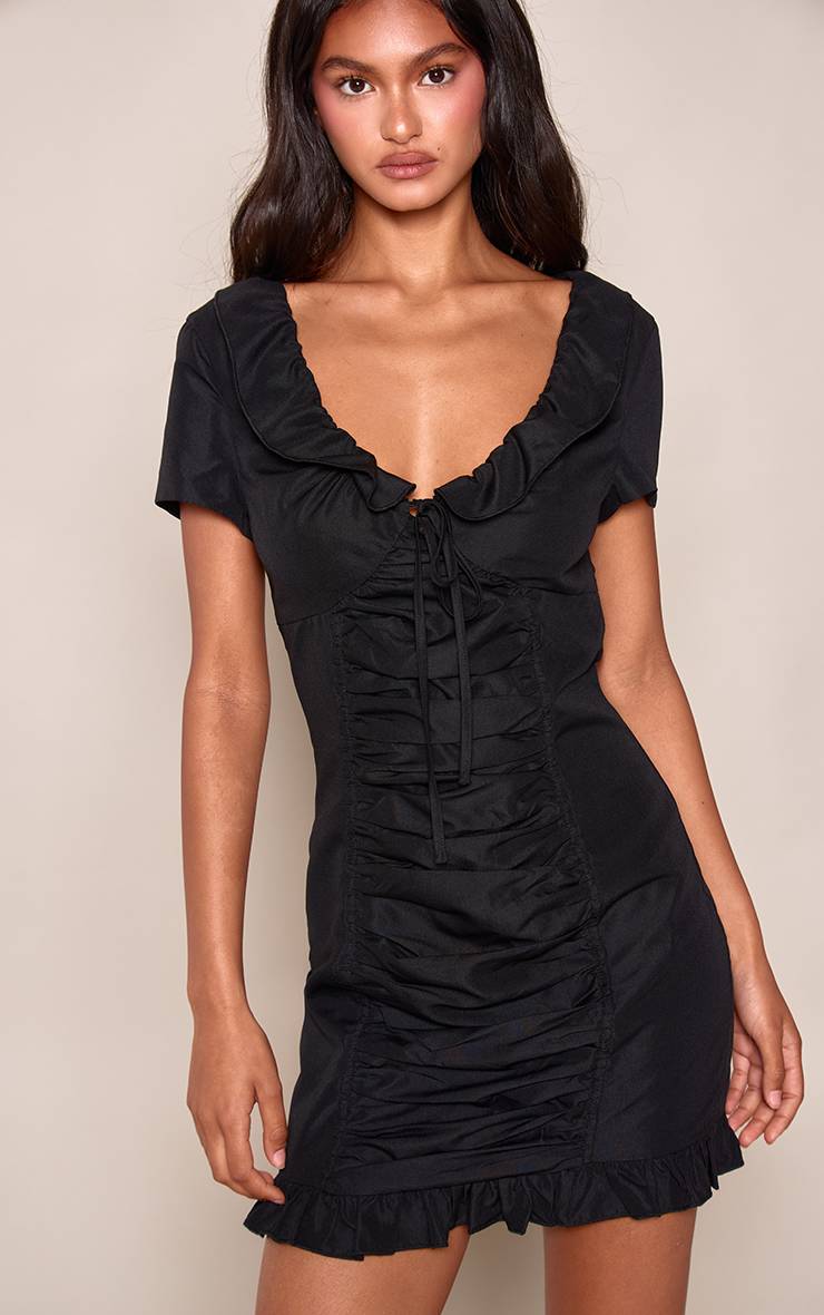 Noir Robe Courte Froncée À Manches Courtes En Tissu Tissé