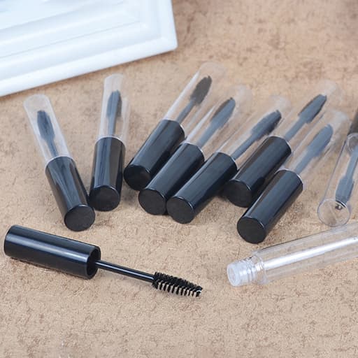 Tom mascarabeholder med øjenvippebørste Sort 10 ml