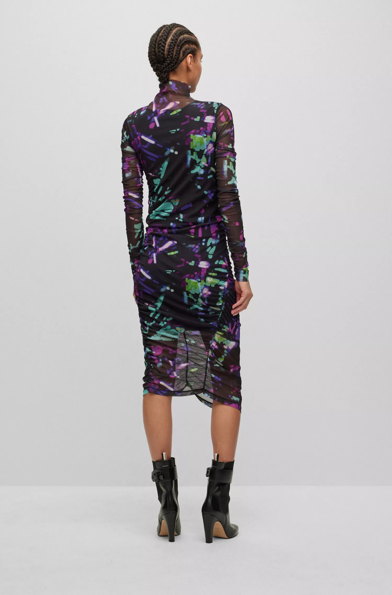 Vestido BOSS laranja com gola alta em tule estampado com detalhes franzidos.