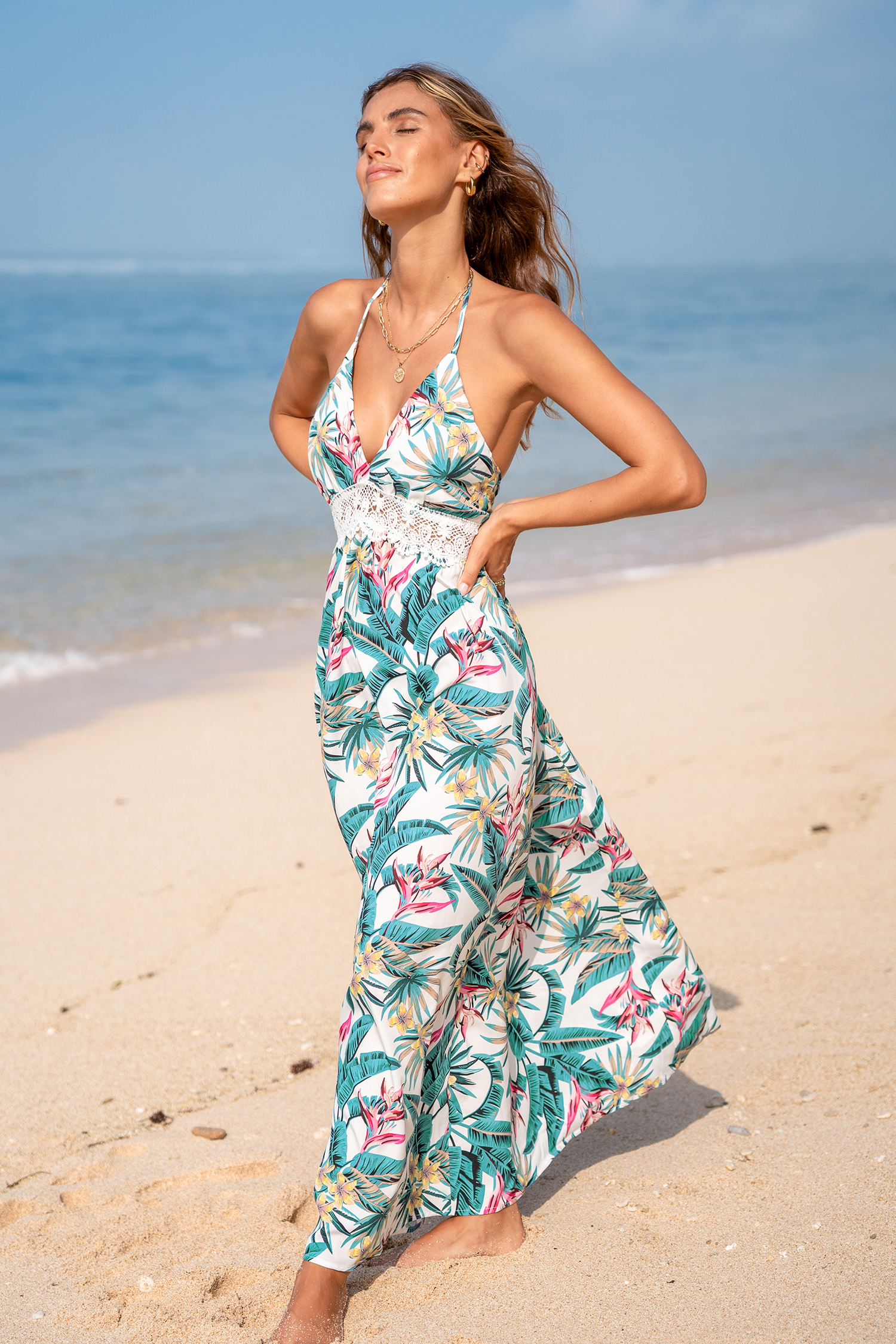 Robe maxi à col licou à imprimé feuilles tropicales