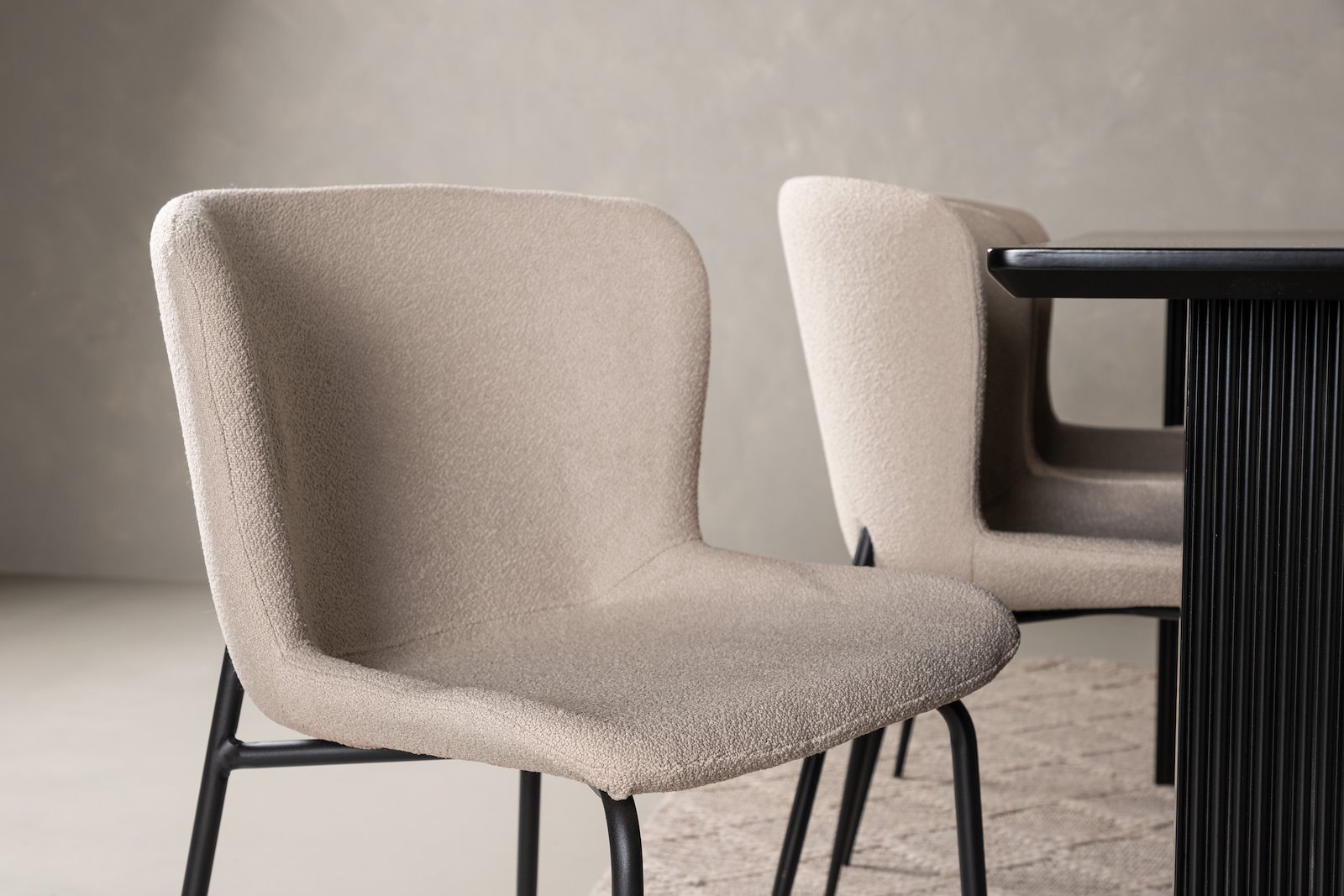 Vail og Modesto Spisegruppe Vail spisebord i sort med 6 stk. Modesto spisestoler i Beige bouclé og sorte ben