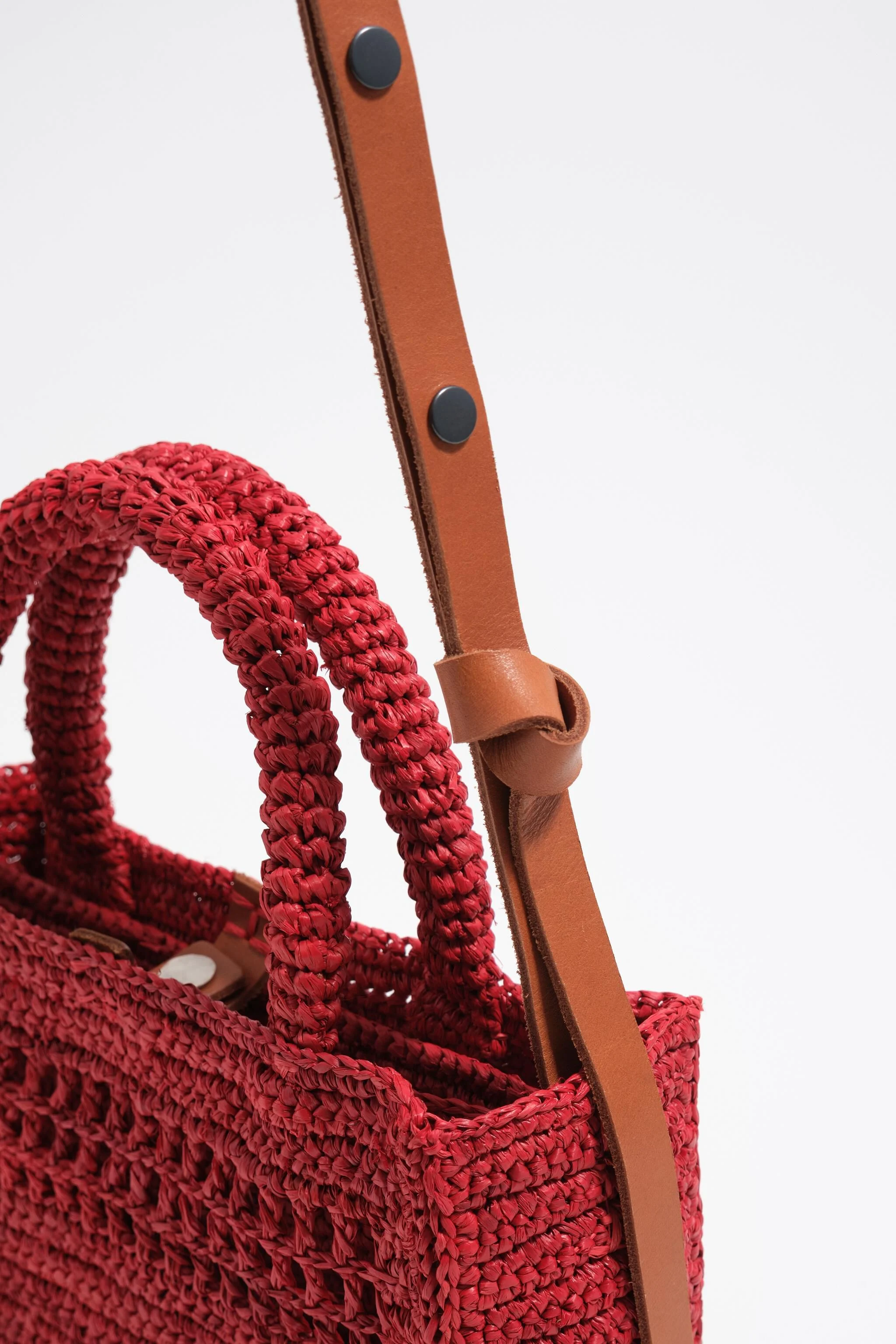 Bolsa mini trançada de ráfia vermelha