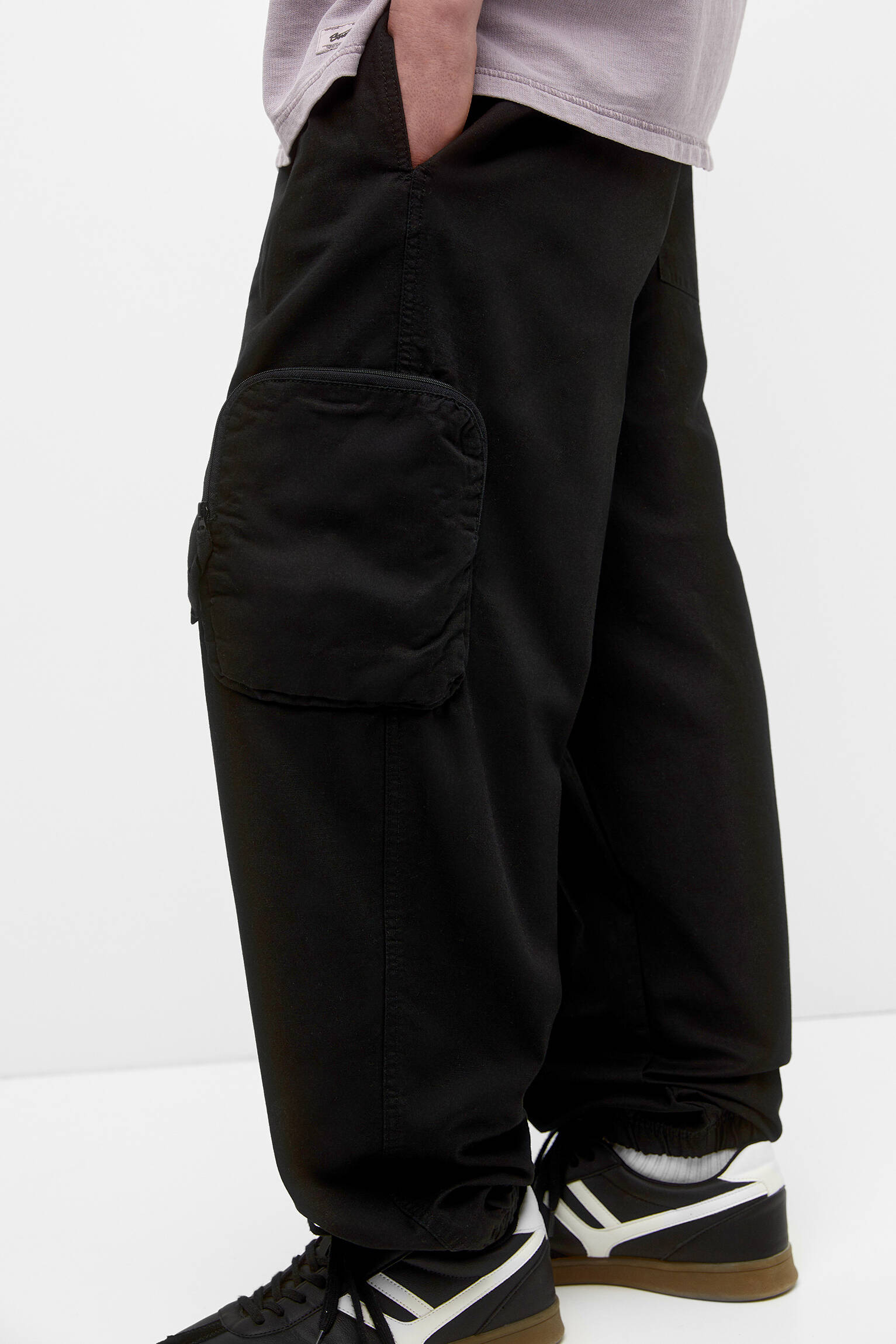 Calça cargo jogger em tecido técnico - preta