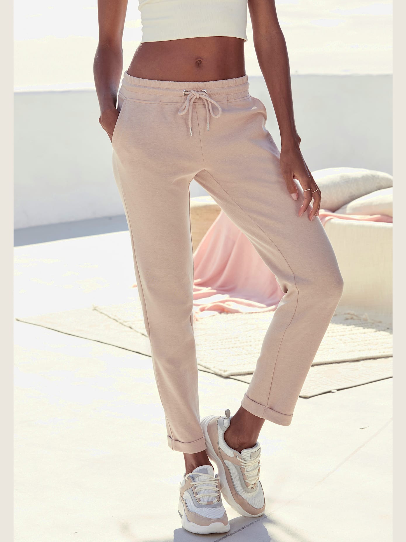 Pantalon basique avec petit logo brodé