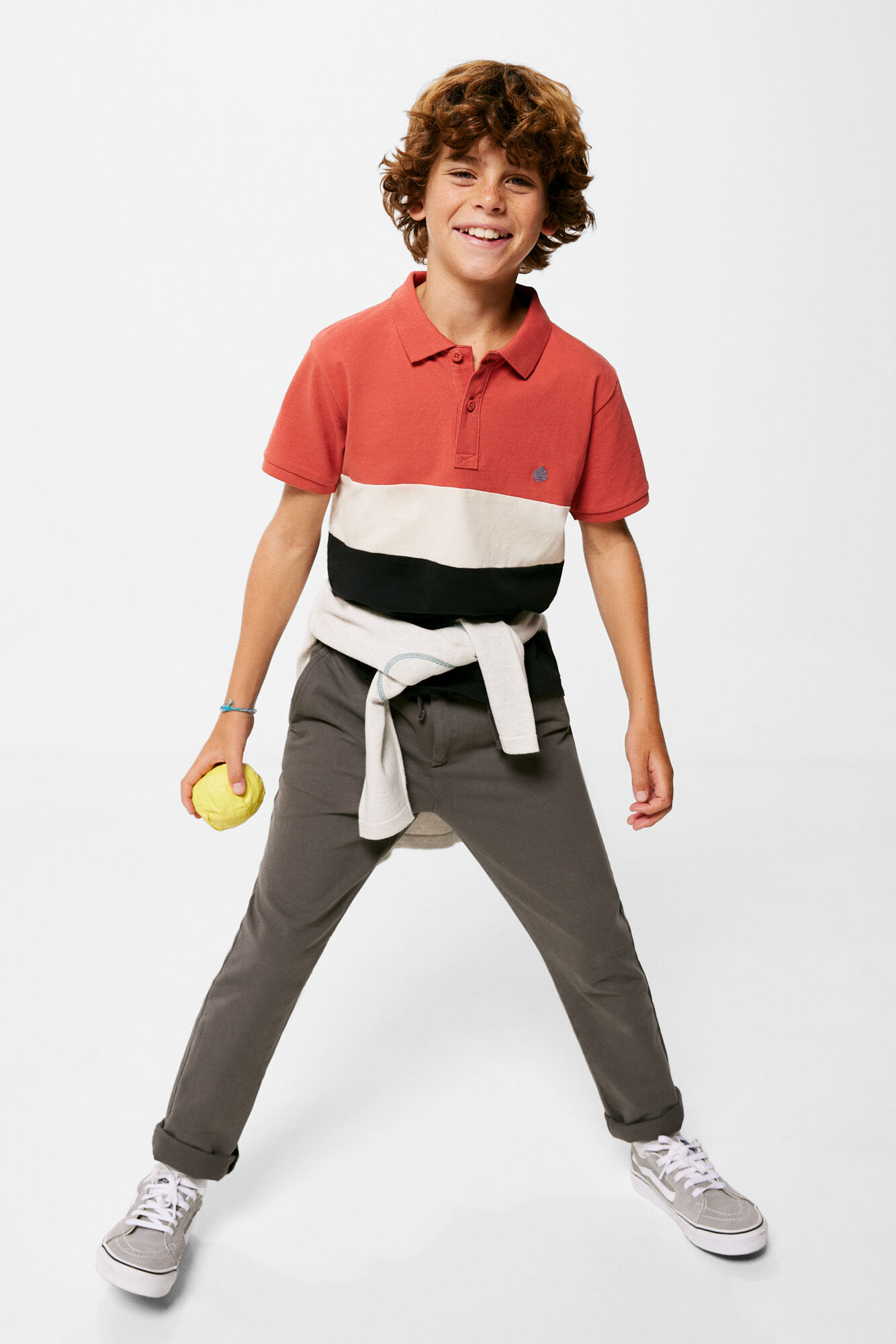 Menino com blocos de cores polo