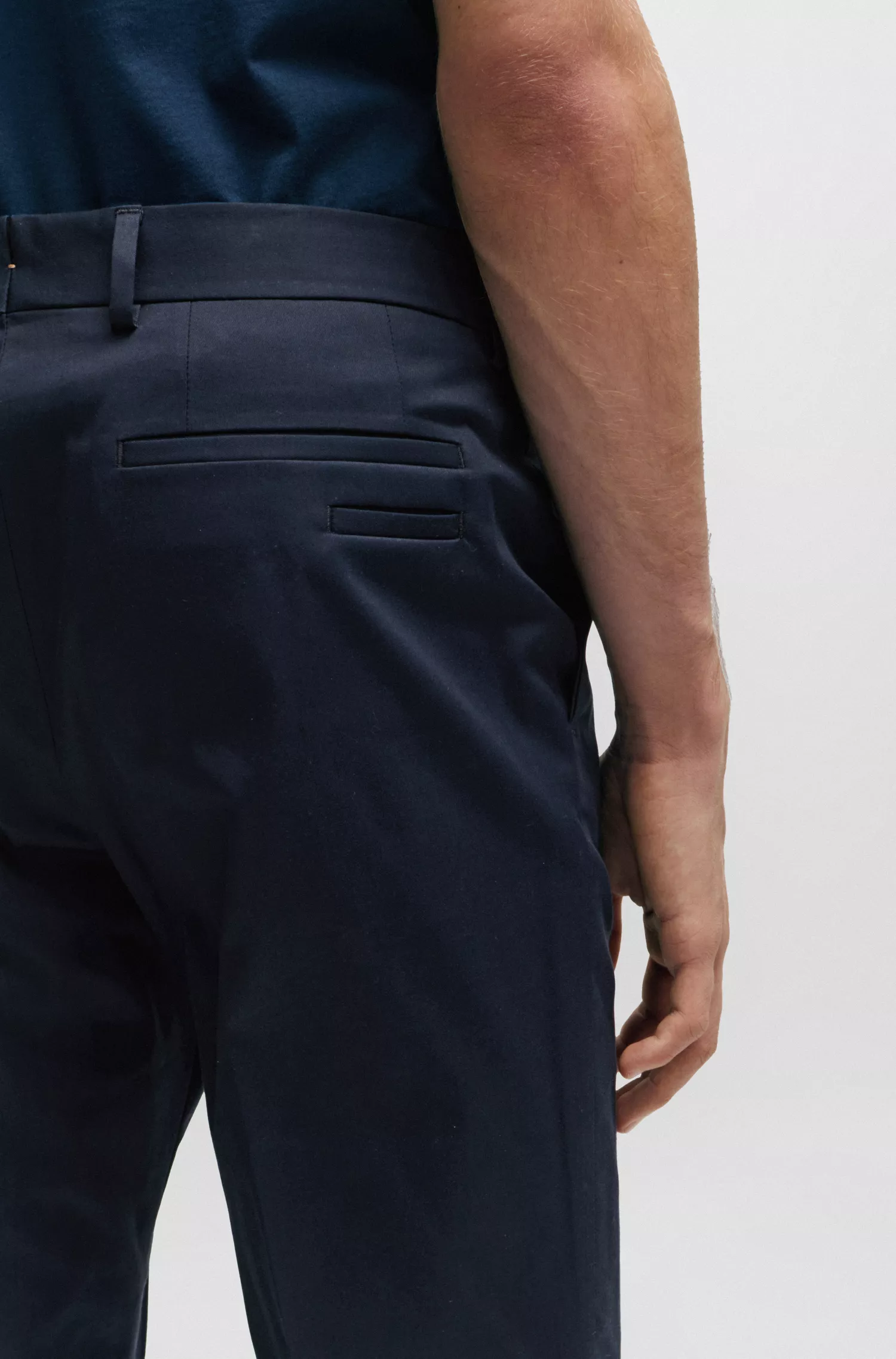 Calça BOSS Camel Slim-fit em algodão elástico com seda