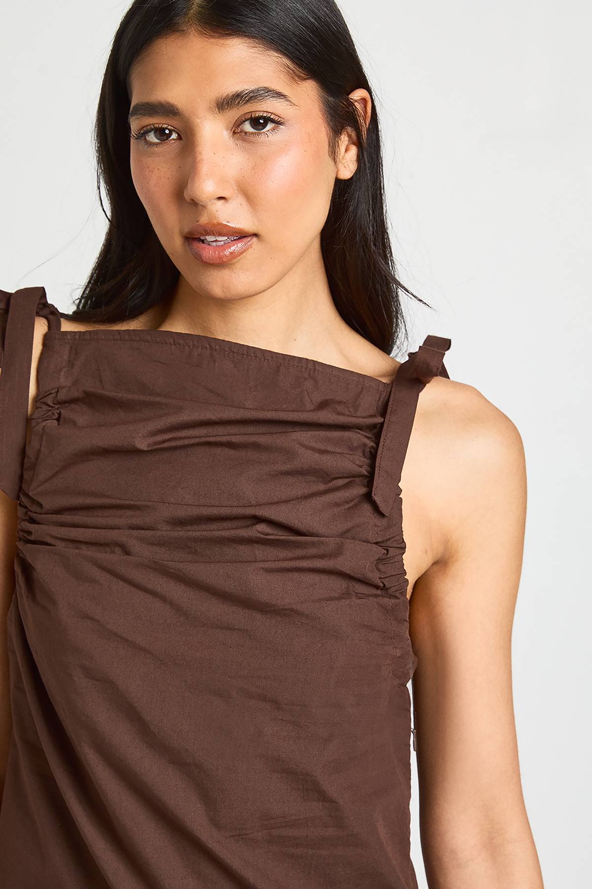 boohoo Robe Mini En Popeline À Bretelles Nouées Pour Grande Taille