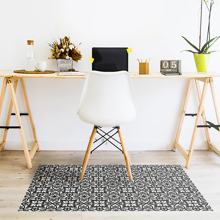 Tapis vinyle motif carreaux de ciment et arabesques noires L.95 x l.66 cm x ep. 2 mm