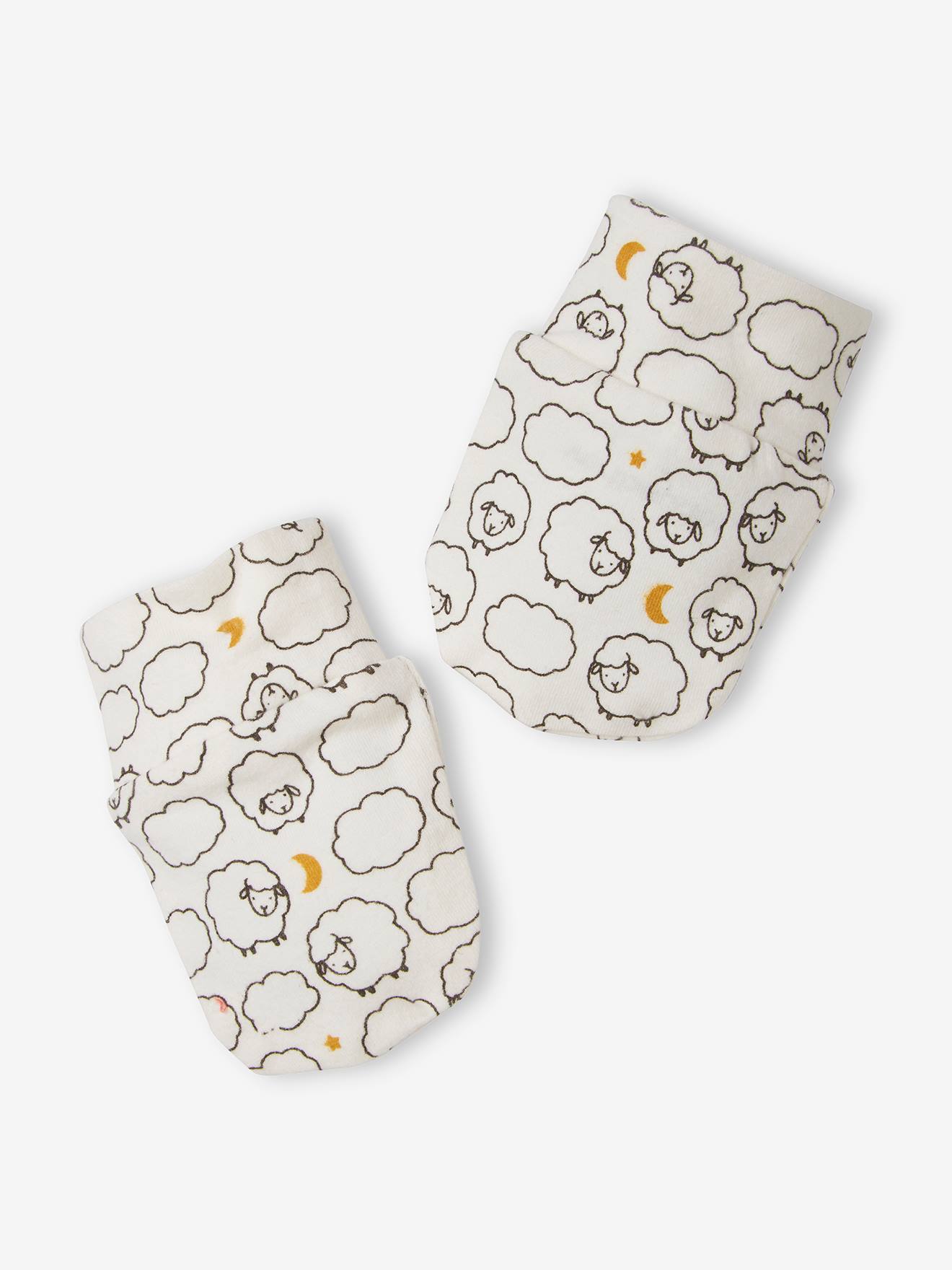 Conjunto para recém-nascido com 6 peças e sua mala leve branca estampada.