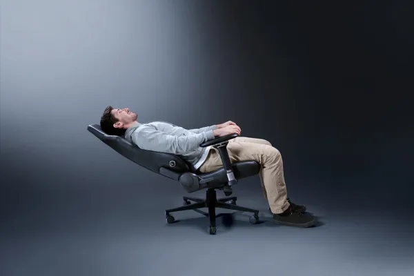 Razer Iskur V2 - Spillestol - ergonomisk - armstøtter - T-formet - vippe - drejeled - syntetisk læder - sort