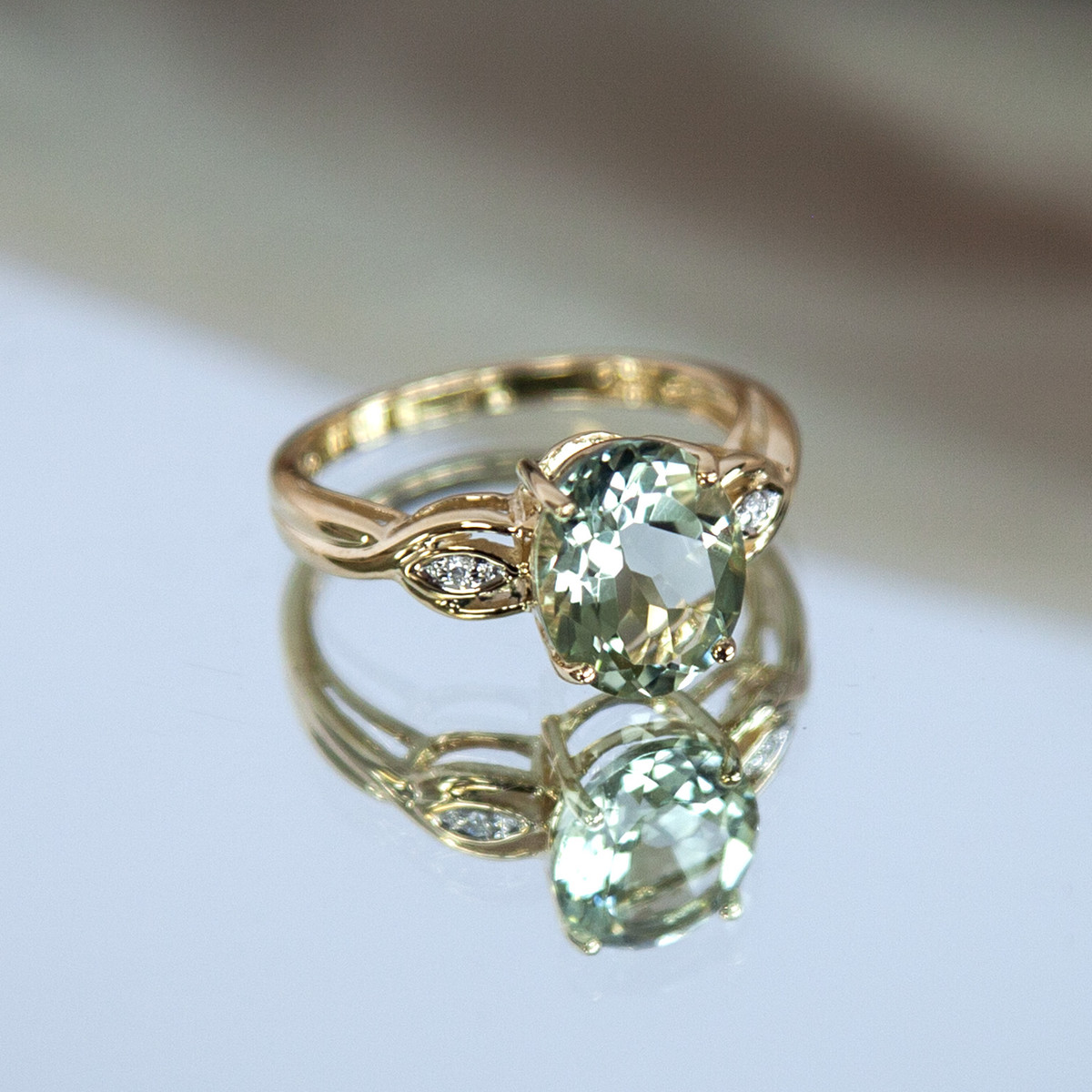 Bague or 375 2 tons quartz vert ovale et diamants