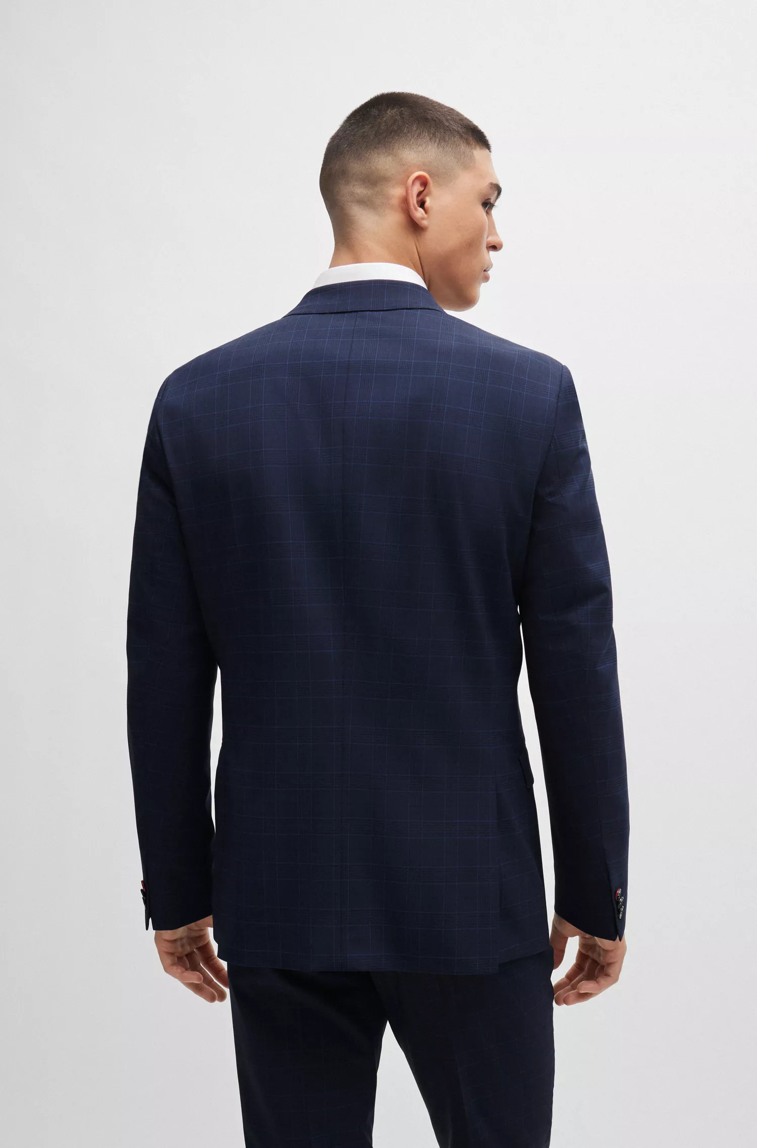 Terno xadrez HUGO vermelho, corte extra slim, em tecido elástico de alta performance.