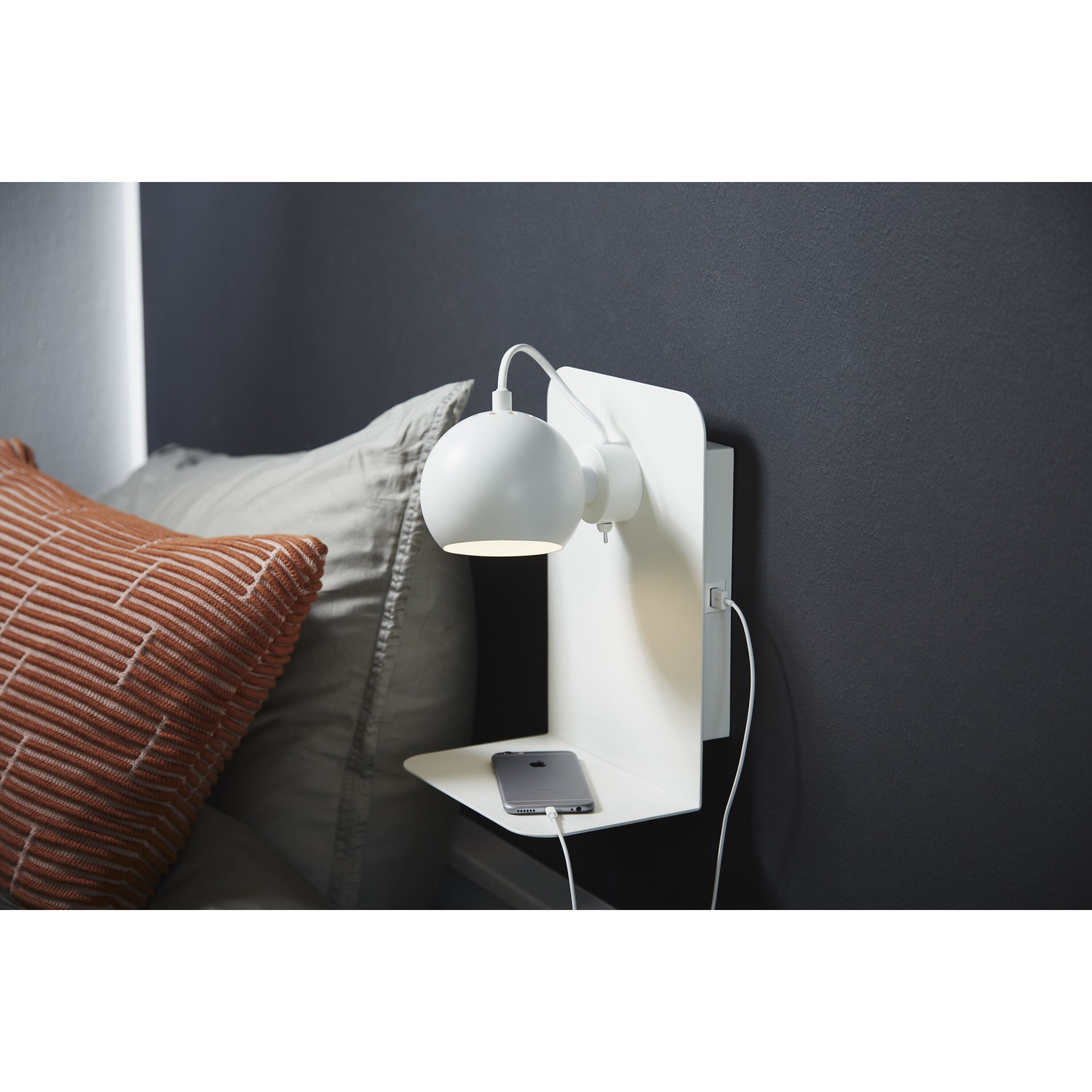 Frandsen Ball wandlamp met usb-poort mat wit
