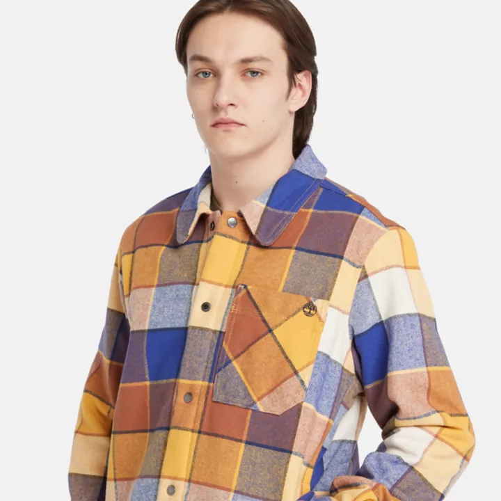 Sobretudo masculino de lã felpuda e forro de fleece na cor amarela.