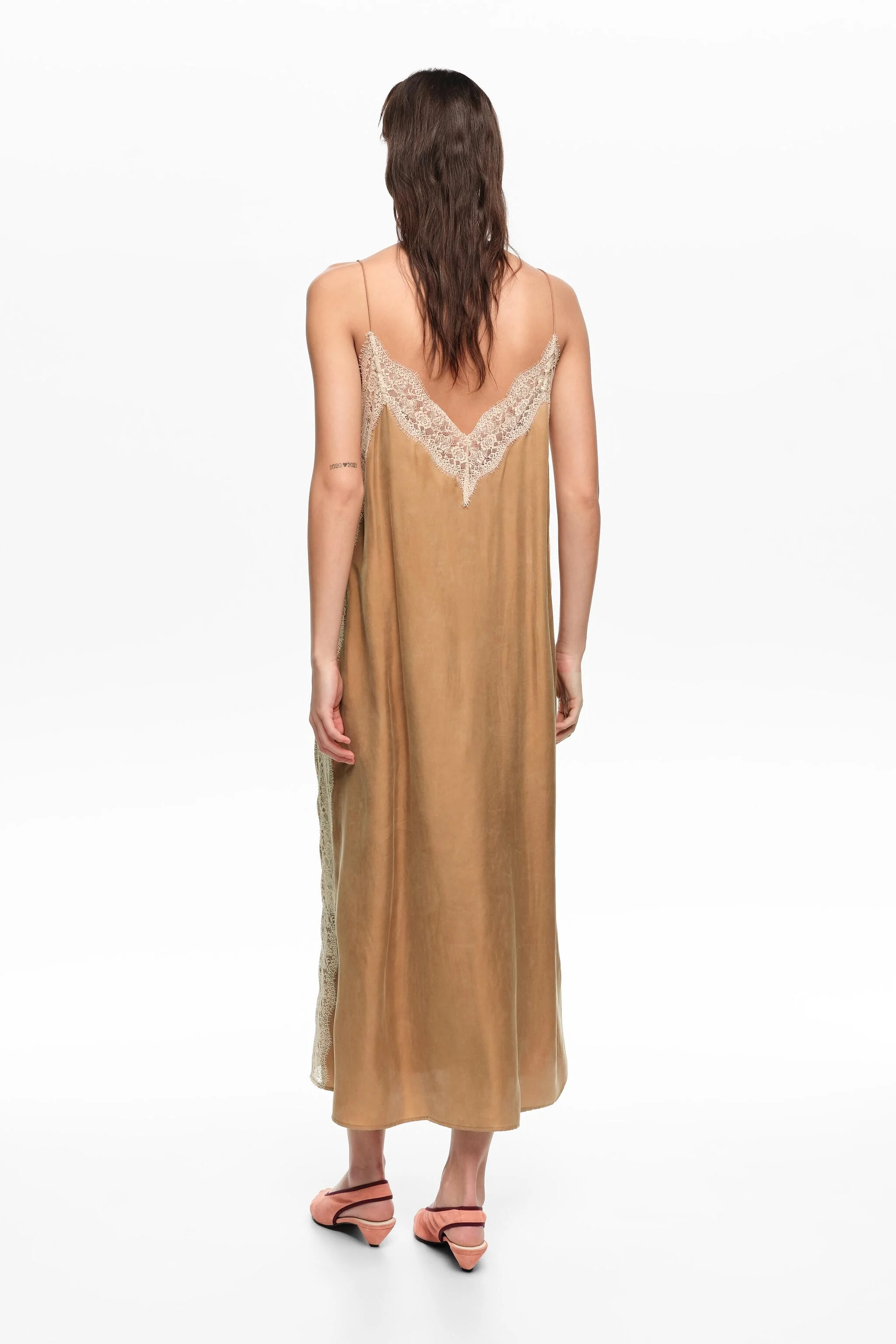 Vestido de alças cor caramelo com renda contrastante