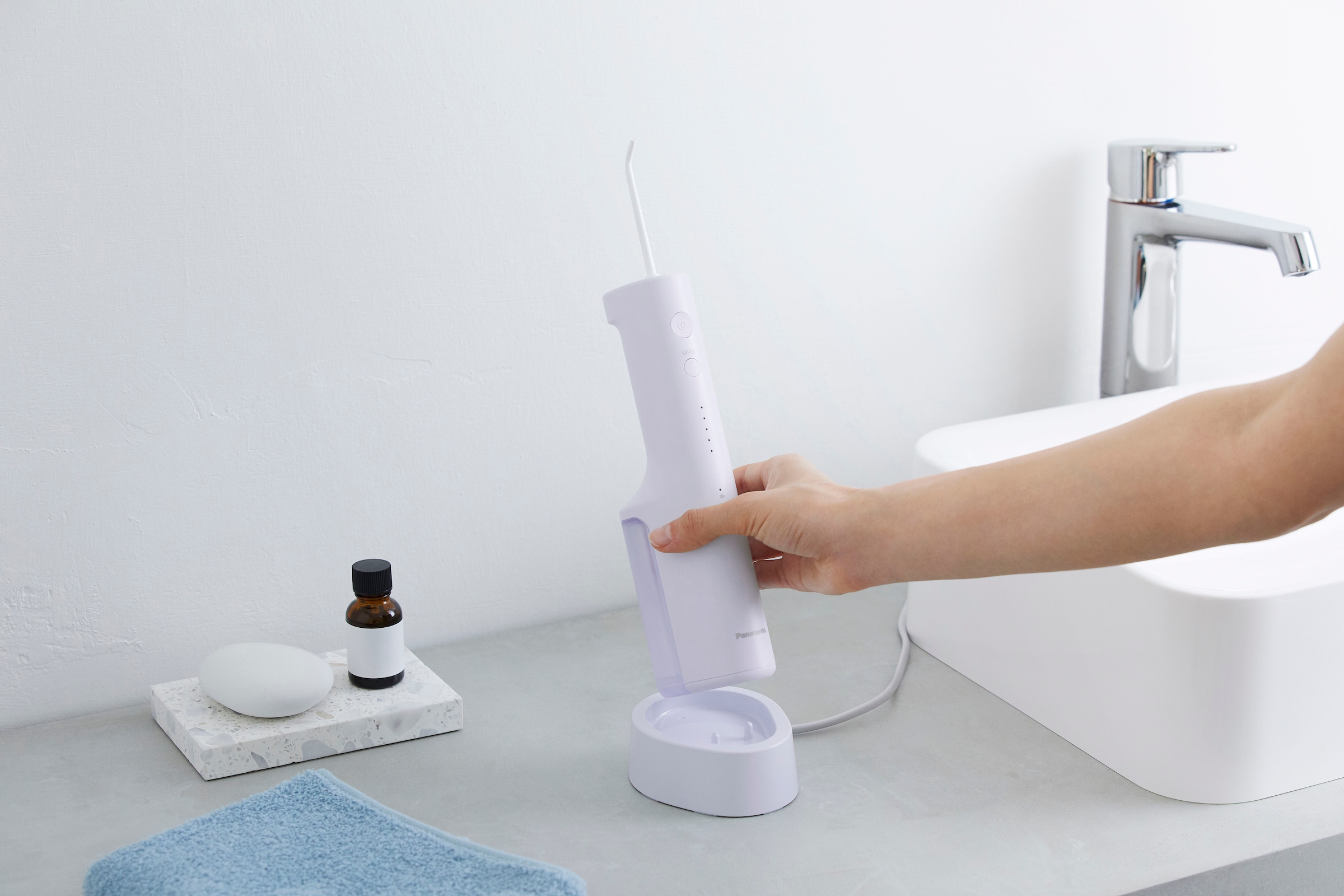 Panasonic Munddusche »EW-DJ27-V303« 4 Stk. Aufsätze Kabellos, 5 Stufen, 200 ml Wassertank, kontaktloses Laden