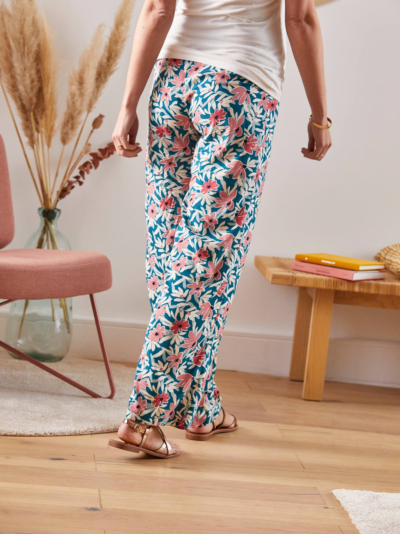 Calças de viscose para gestantes com estampa floral verde-escura.