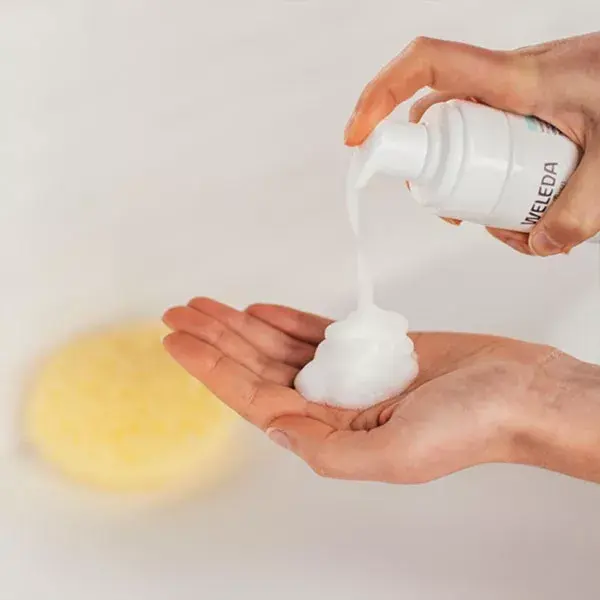 Espuma de Limpeza Suave Weleda com Hamamélis 150ml