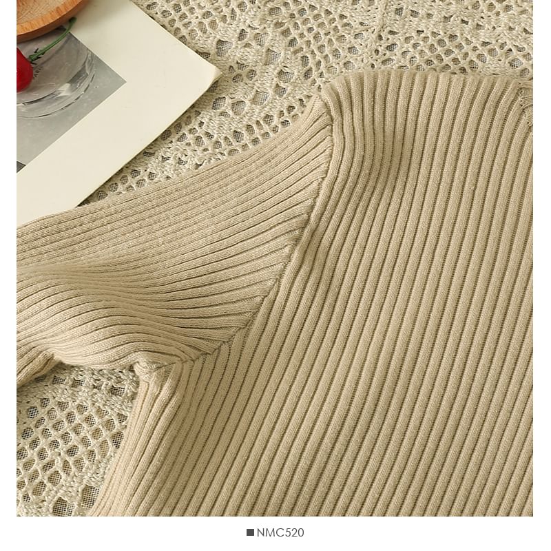 Lemongrass - Asymmetrische gebreide top met hoge hals