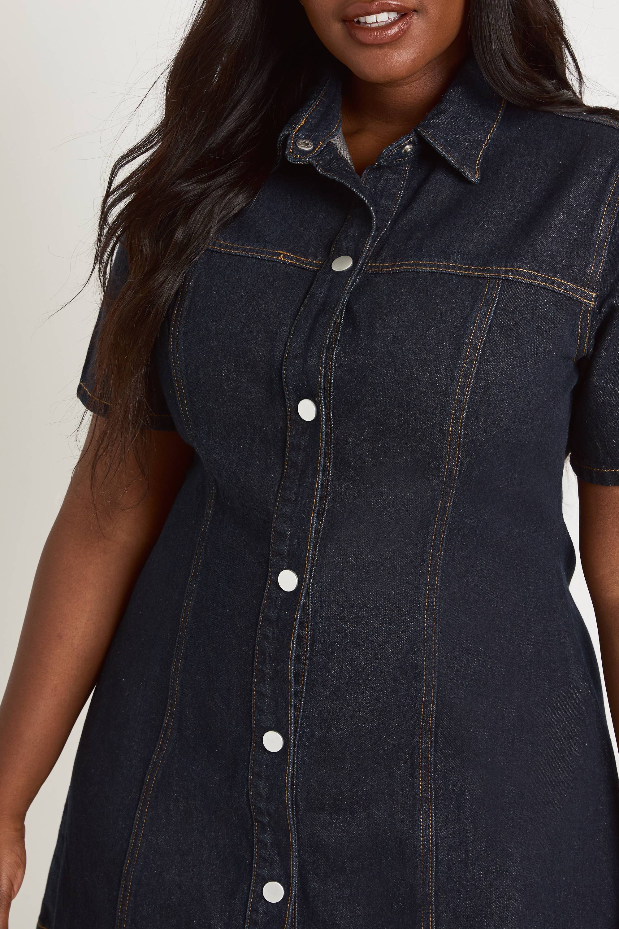 boohoo Robe En Jean Cintrée À La Taille Manches Courtes Grande Taille