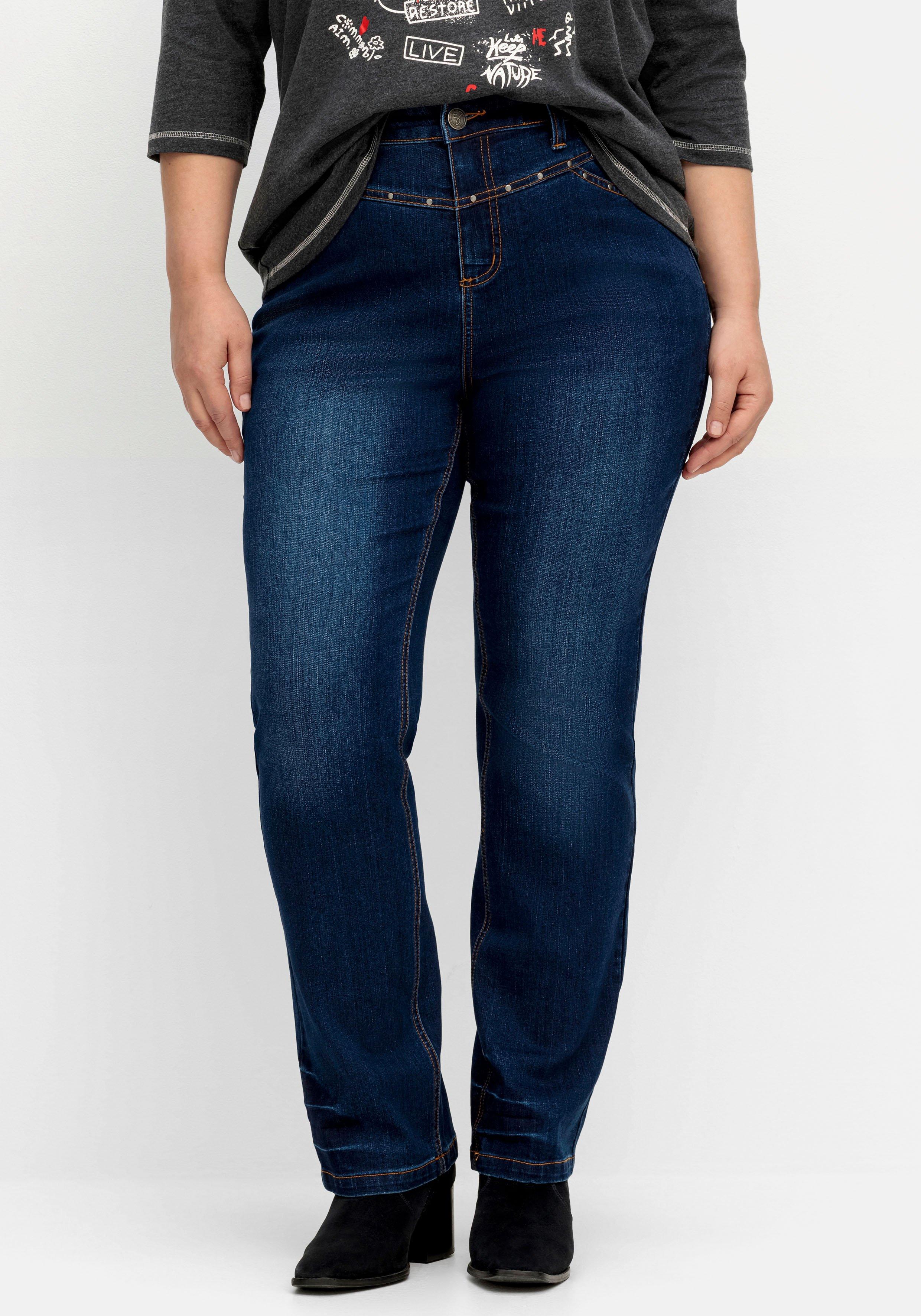 Gerade Jeans mit Nieten an Bund und Taschen