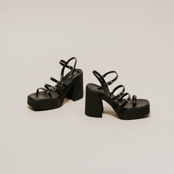 Sandales à brides et plateformes  en vernis plissé noir