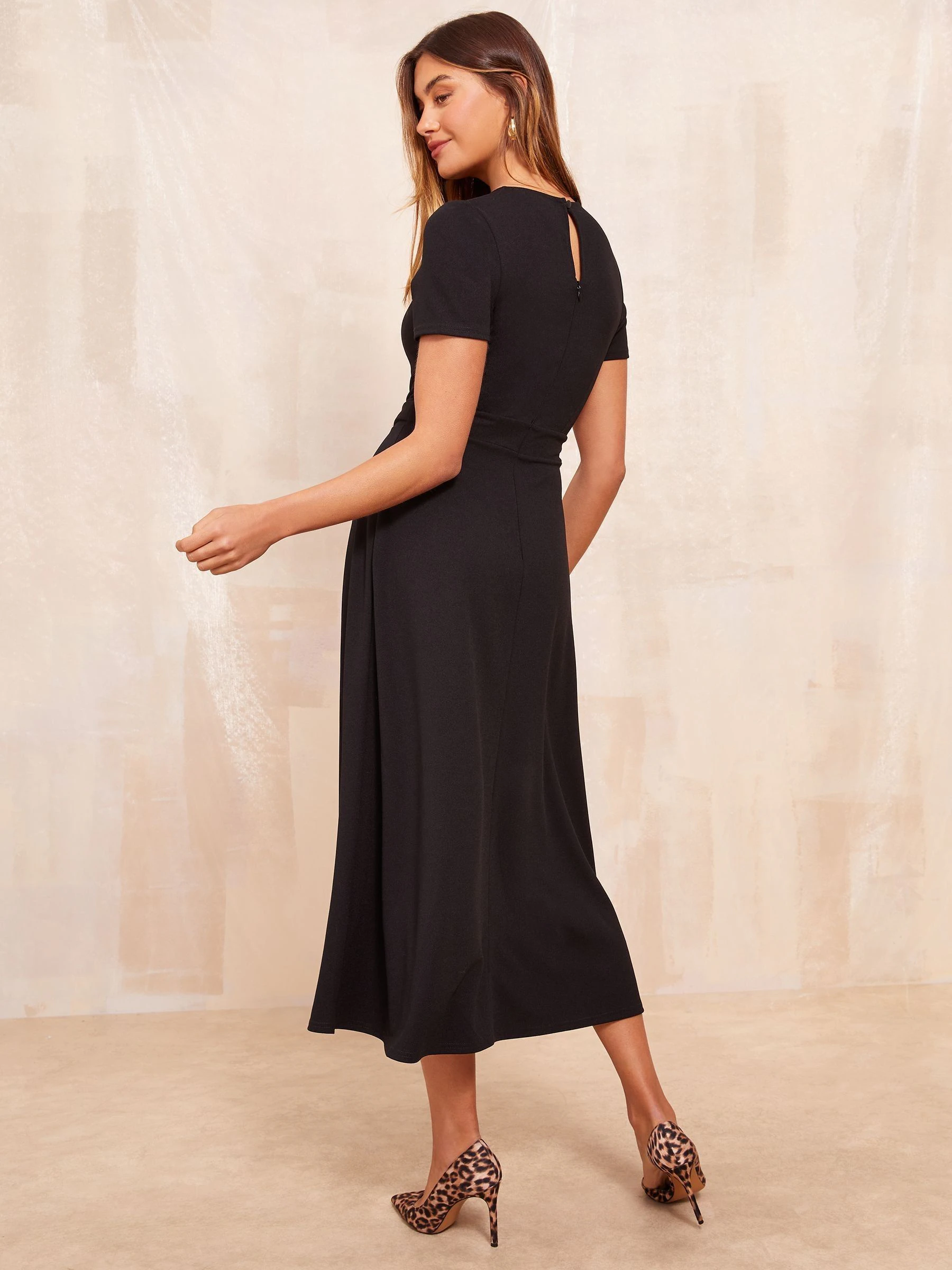 Zwart - Friends Like These Getailleerde midi-jurk met tabdetail en korte mouwen