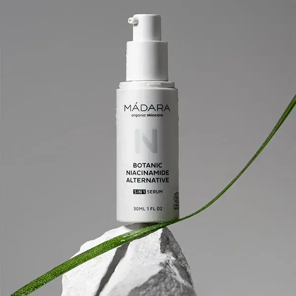 Sérum Botânico Alternativo 5 em 1 com Niacinamida da Madara Cosmetics, 30ml