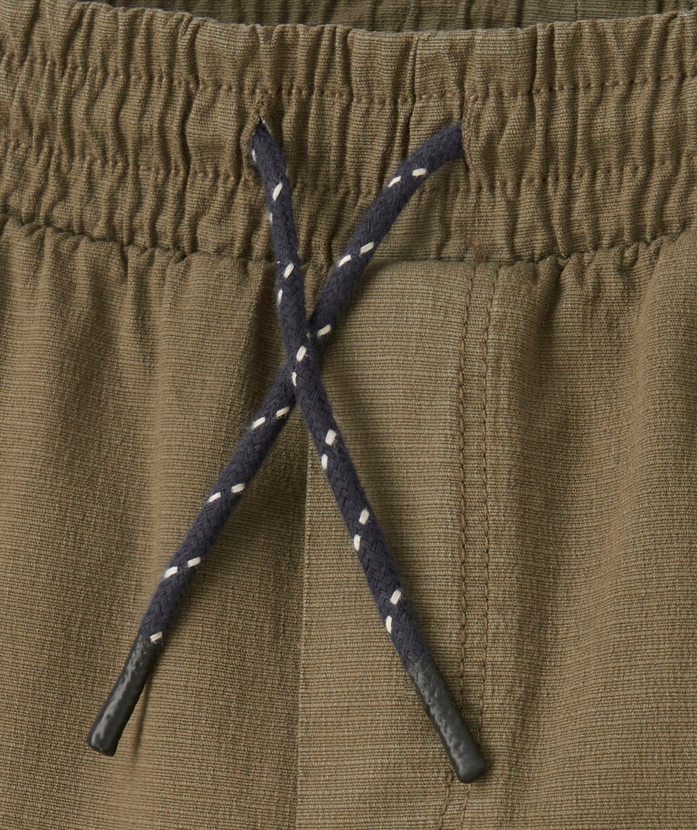 PANTALON CARGO GARÇON KAKI AVEC PATCH BRODÉ